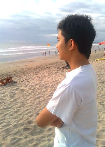 nyengir