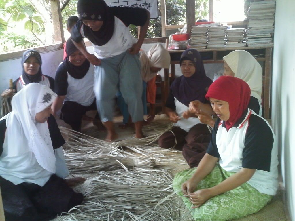 proses sendal tikar